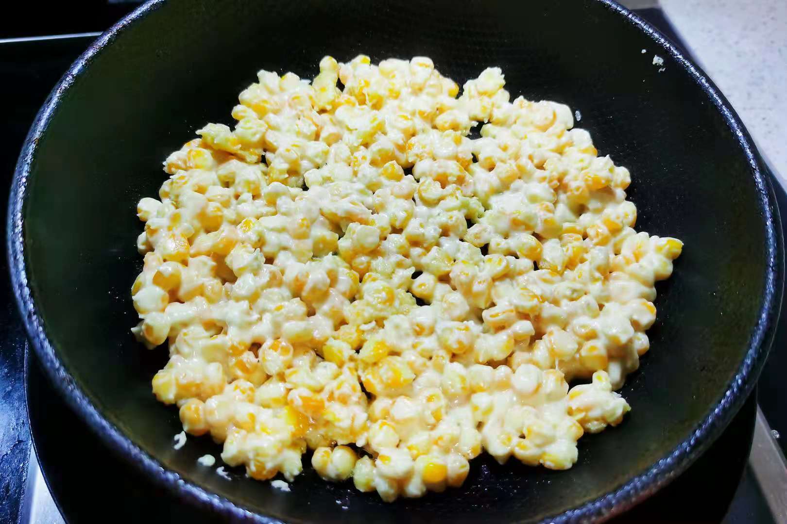 夏季，玉米的“简约”吃法，不煮不炖，简单煎一煎，上桌就秒光