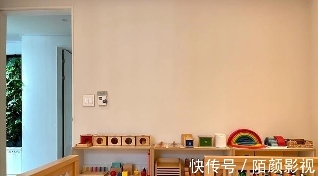 客厅|156㎡把客厅当作中心,简单摆放2件家具,宽敞空旷从孩子需求出发