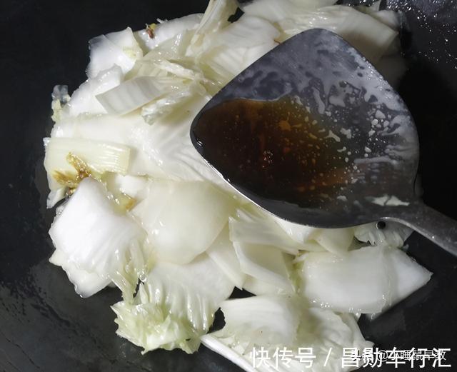 厨友们|家常醋溜白菜怎么做最好吃?掌握这三个窍门,脆嫩鲜香,美味下饭