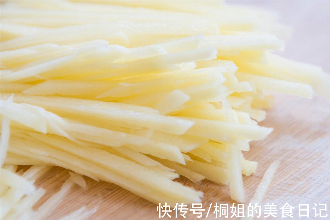 炒土豆丝，先焯水还是先浸泡？都不对，教你一招，更爽脆还不粘锅