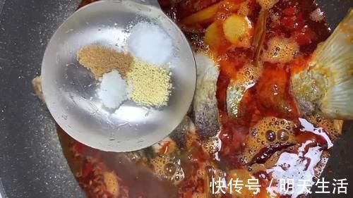 鲜美|家常版红烧鲤鱼，怎么调汤汁是重点，肉质鲜美酱香入味