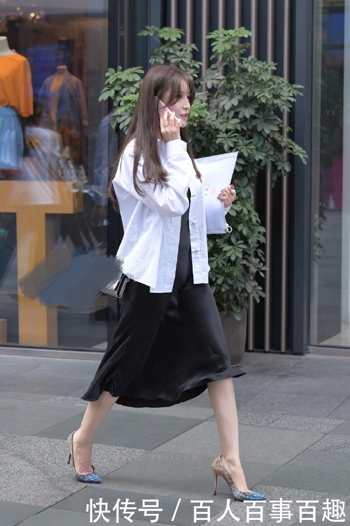 敢穿“睡裙”逛街，配个白色外套，妹子真是太“低调”了