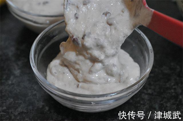 儿子爱上这早餐，粉粉糯糯特松软，10分钟连碗端上桌，好吃！