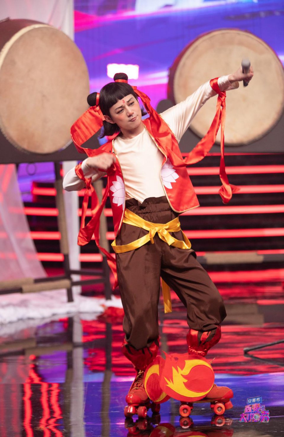 蔡国庆反差挑战模仿易烊千玺 《百变大咖秀》三网收视稳居第一