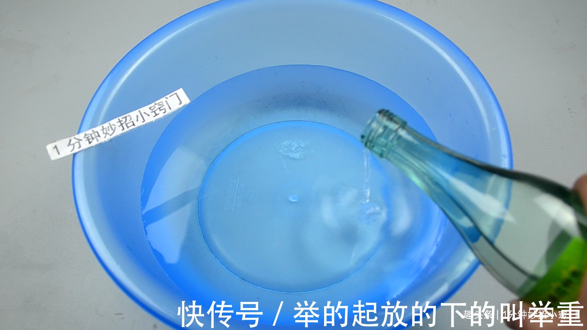 不管毛巾多脏,盆中撒一把,搓一搓立马干净如新,毛巾柔软不油腻