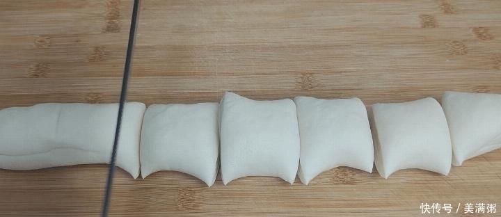 面粉别蒸馒头了,教你一个新吃法,比油条还香,我家一周吃5次