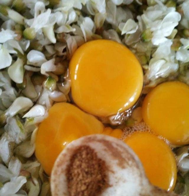 农村槐树开红花，花瓣真漂亮，能食用吗？听听专家怎么说