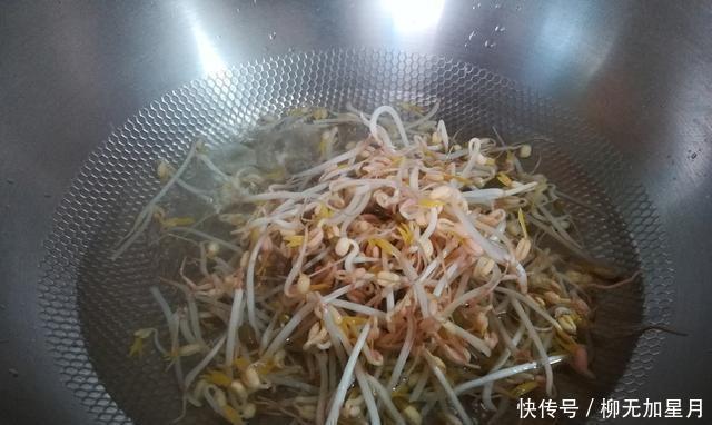 生津|冷蒜香三色绿豆芽使味道酸凉,酥脆生津