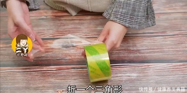 撕胶带别再用剪刀了!教你一招,轻轻一扯就撕开……!