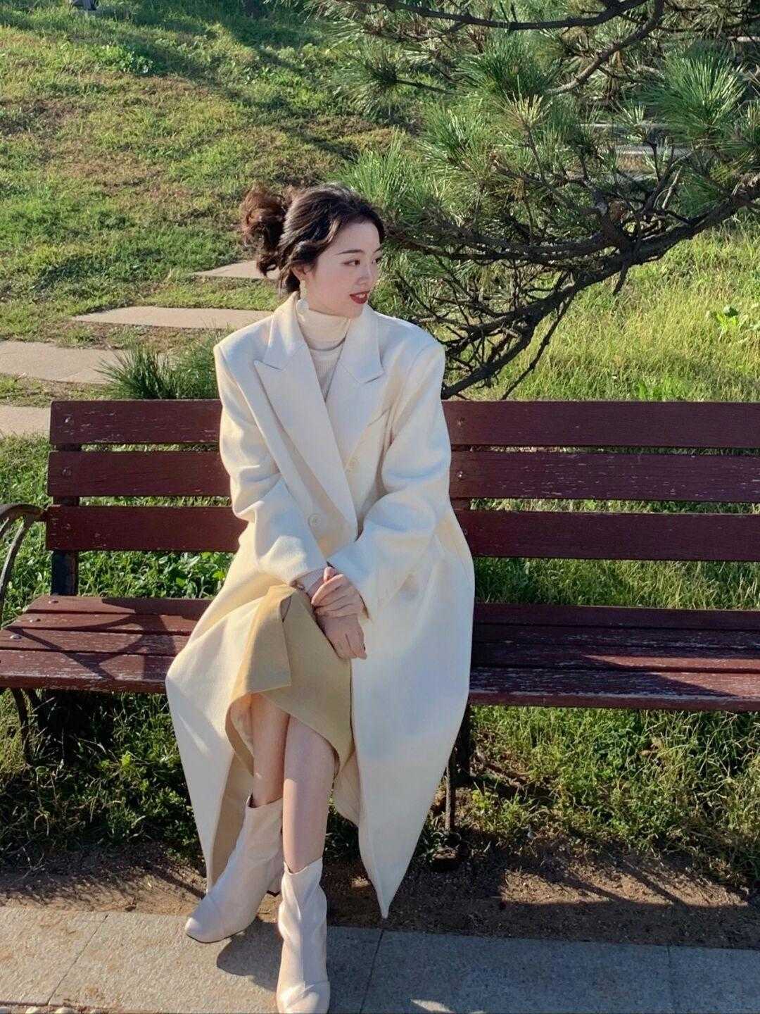 打底衫 冬季大衣不要只会穿黑色,这些浅色大衣温柔又显白,减龄优雅