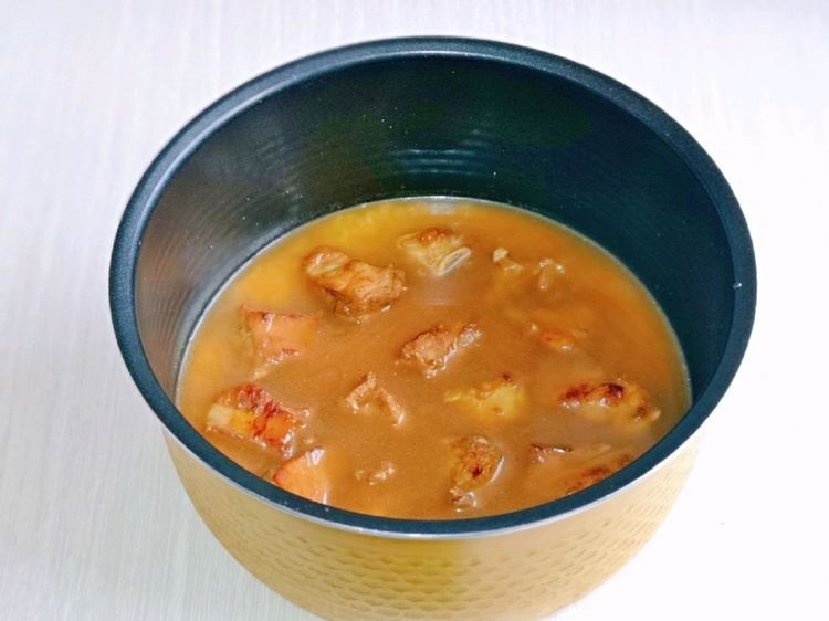 懒人版|懒人版排骨焖饭快速做法，米饭排骨蔬菜一锅端，吃一次就上瘾