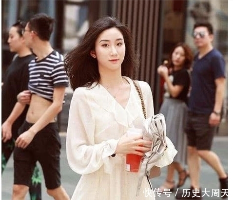 街拍:打扮时尚展现优美的曲线,是个精致的女人