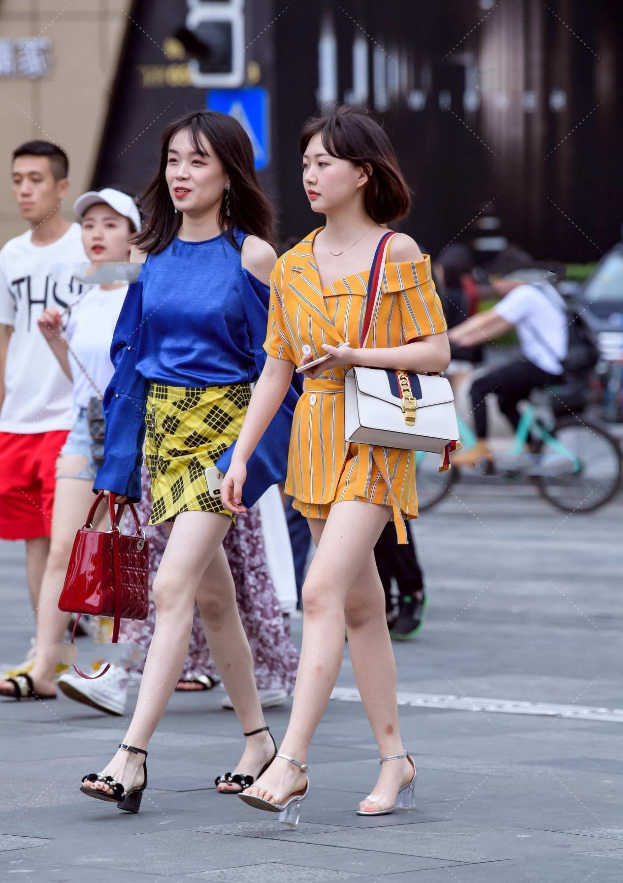 条纹裙|斜肩条纹裙,颜色明亮丰富,版型端庄大气