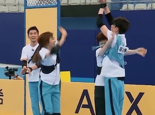 张含韵扑向蔡徐坤怀里，他的下意识举动难度太高，避嫌避出新高度