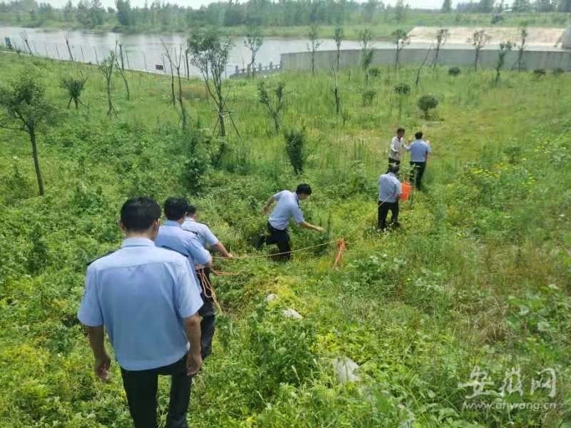 救援|阜阳一男子钓鱼时落水被困水闸警民携手救援上岸