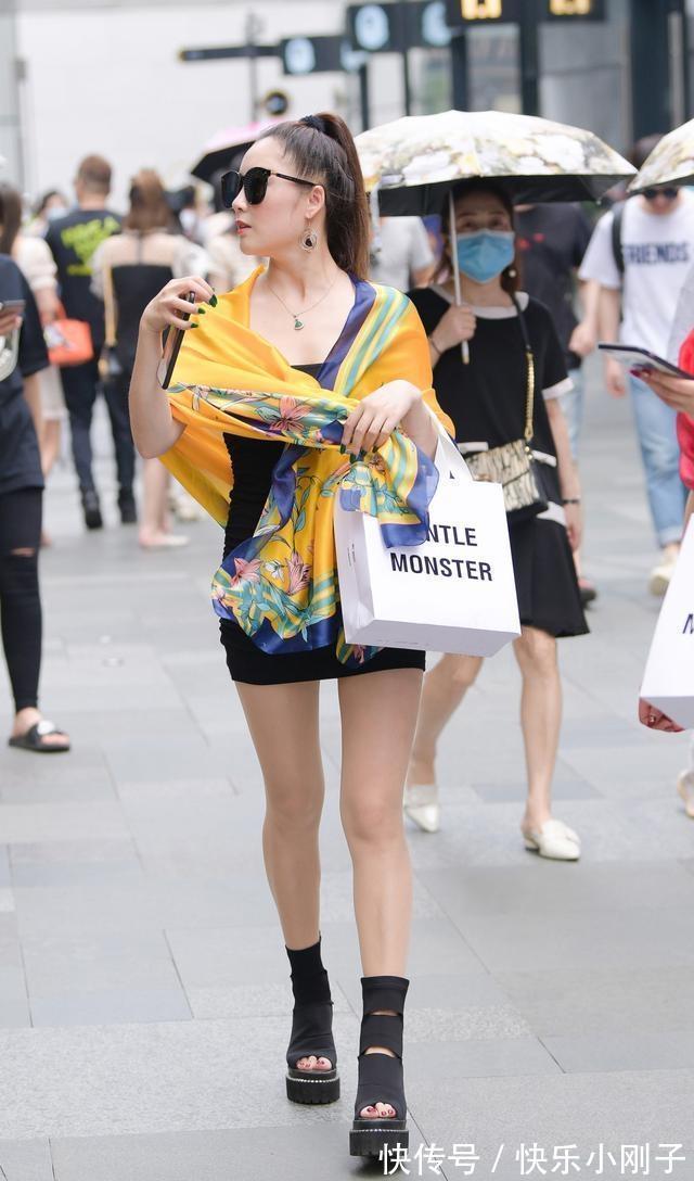膝盖 连衣裙的穿搭少女感十足,拥有了气质与优雅,女人味十足