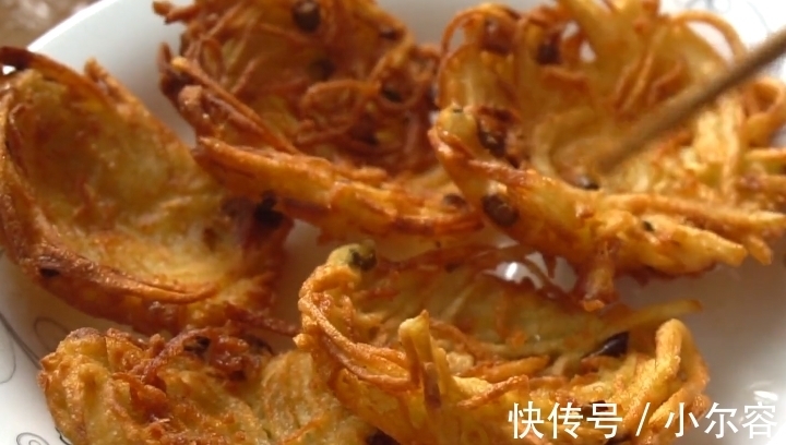 土豆饼|土豆不要炒着吃了,2分钟教你最新做法,金黄酥脆,比薯片还好吃