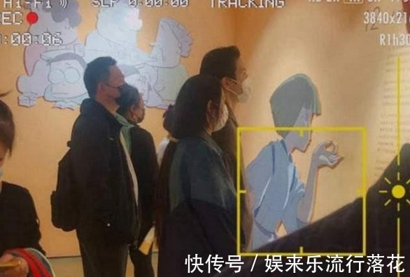 向华强|向佐一家逛展被遇!郭碧婷打扮随意显发福,72岁向华强比儿子时髦