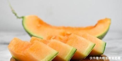 在购买哈密瓜时，聪明人必须一个一个地选择，香甜可口是多汁的