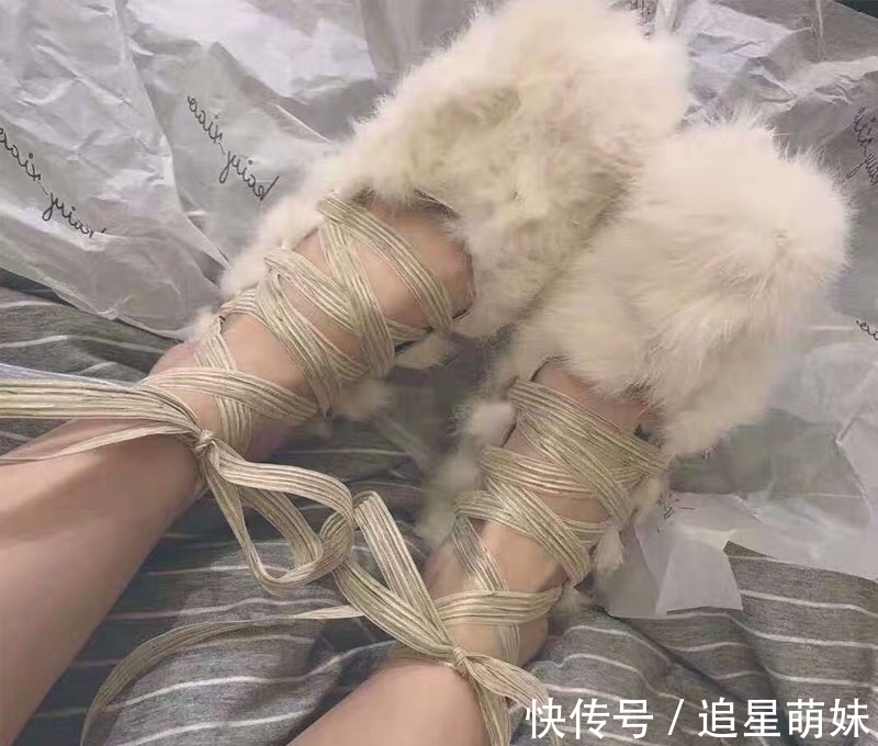 拖鞋 40岁女性夏季选鞋不要盲目追时髦,流行的鞋也“丑”!