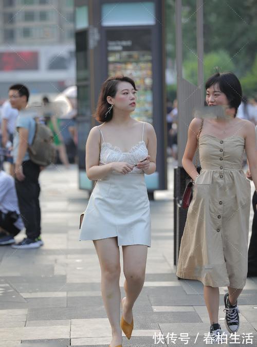 黄色|白色吊带连衣裙搭配黄色高跟鞋,优雅不失元气