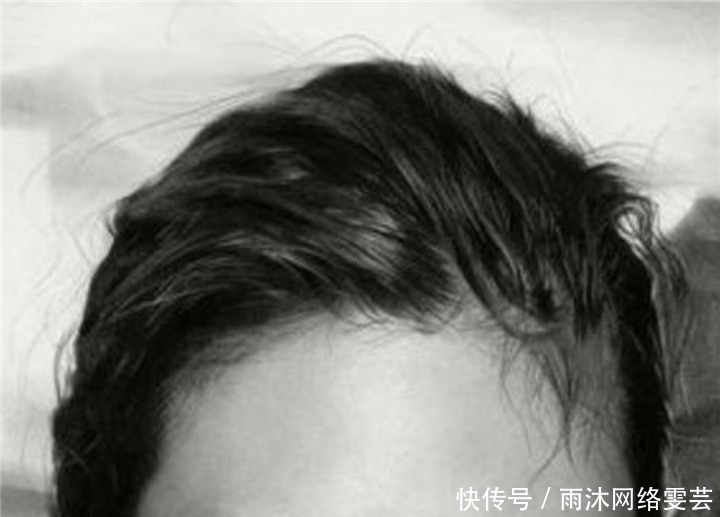 张雨|年轻人画张雨绮戏水素描,放大16倍后,网友:这画比单反还牛