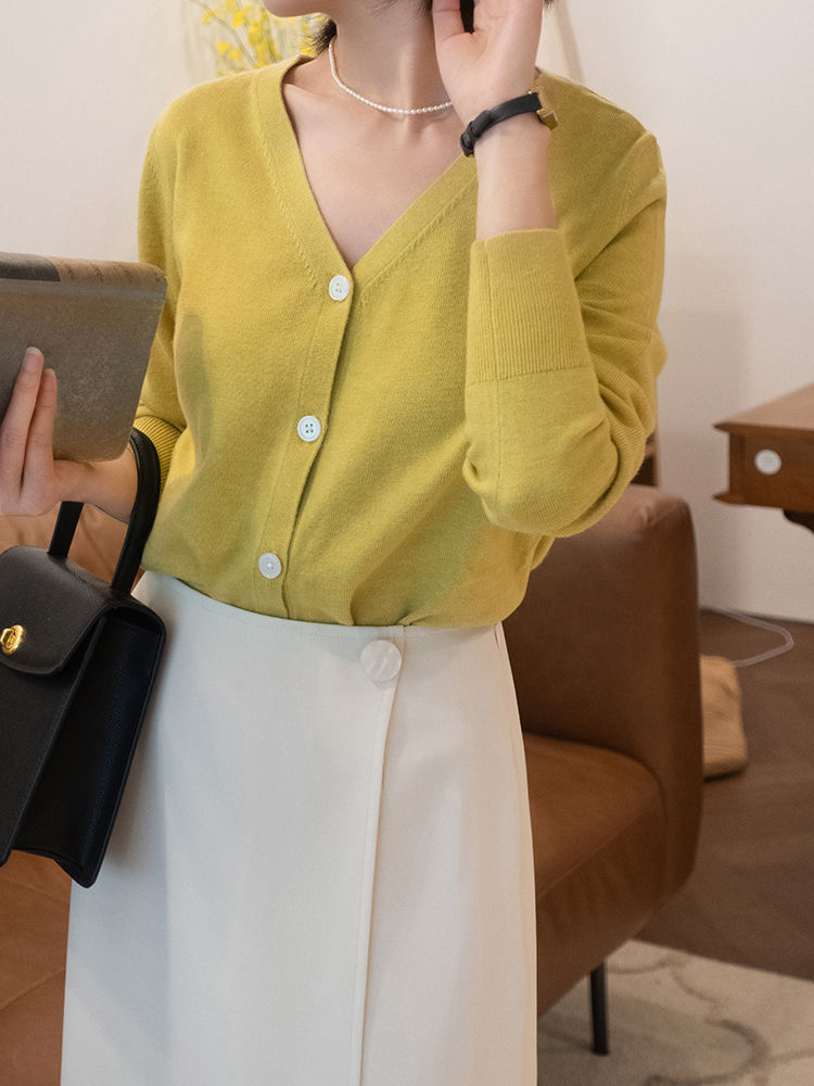 搭配|秋季，穿羊毛针织衫真的很美？搭配白色半身裙高级优雅，减龄时髦