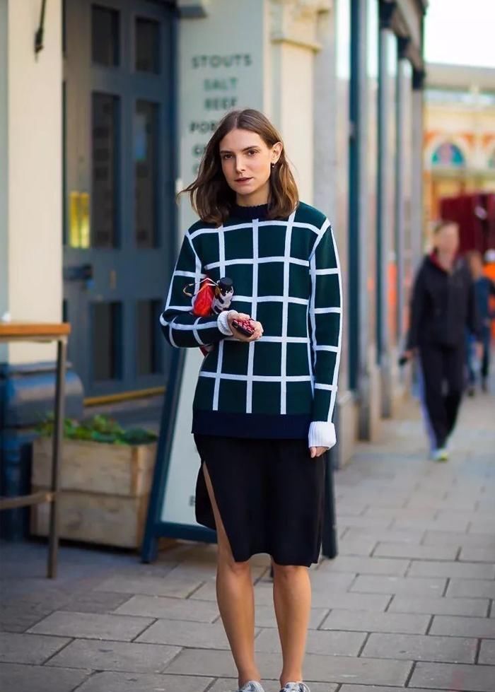 女人过了40岁，都该拥有一条“铅笔裙”，学会这样穿优雅又时髦