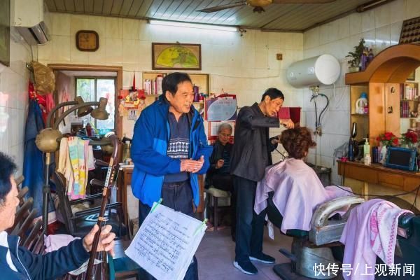 苏州一古镇开了40年的理发店不理发了，主业改为“陪聊天”