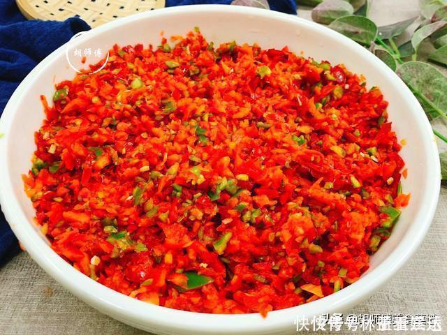 做辣椒酱时,只放盐可不行!多加2样料,辣椒酱不发霉不长毛,香