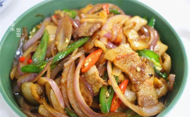 这道菜简单又好吃,大火快炒,几分钟上桌,香辣开胃吃不够