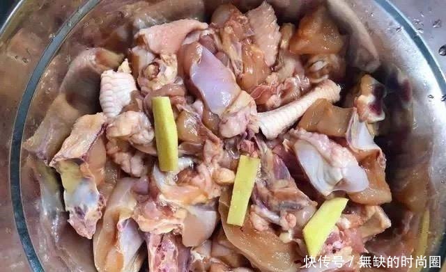 香辣鸡煲的家常做法，口感麻辣鲜香，鸡肉软烂，一大锅都吃完了