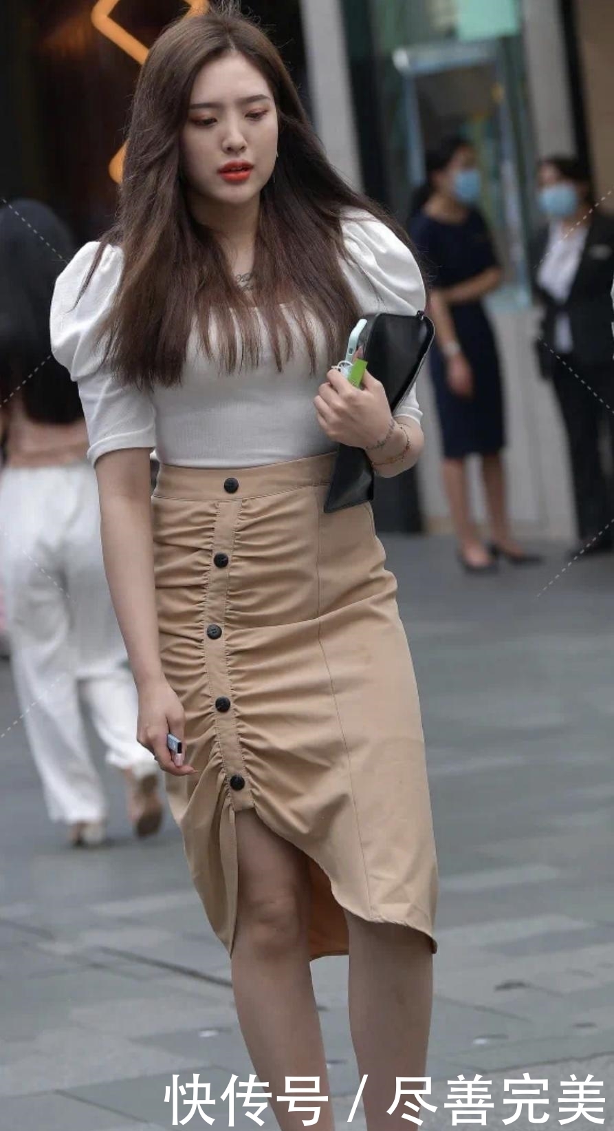 “胯宽腿粗”女孩新穿法,泡泡袖上衣搭配“A字裙”,优雅又高级