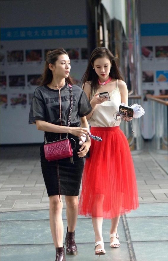 高颜值闺蜜穿衣精致风格迥异,你更喜欢谁