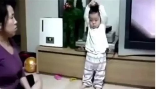 犯错|宝宝犯错被妈妈责罚,这个行为却让妈妈暖心,网友太聪明了