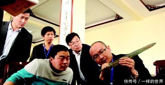 花120万买了把古剑,专家鉴定是假货,却因一个地方,成无价宝!