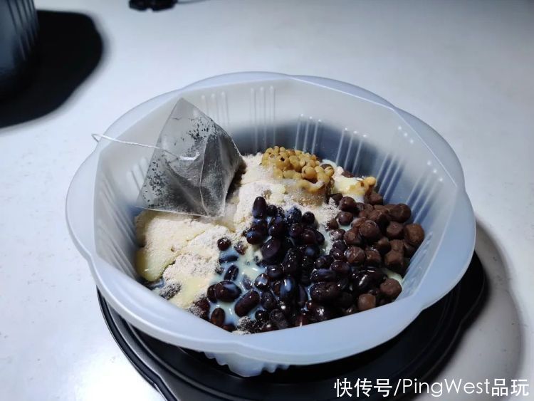  香飘飘奶茶自嗨锅，是个什么玩意儿？