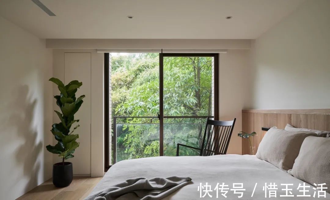 次卧床头墙|90㎡现代简约，开放式的客餐厨，取消沙发的设计，宽敞舒适大气