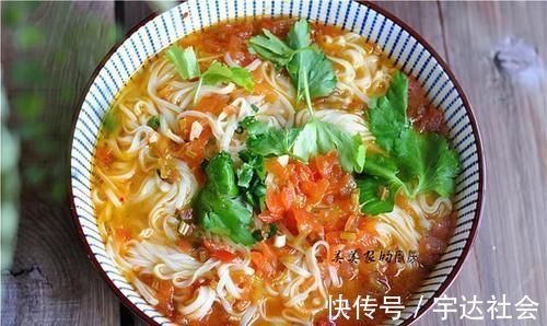 下次拌面条，葱和蒜是灵魂，这种酸汤面的做法，每次上桌，一点威力都没有