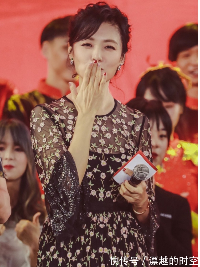 连衣裙|著名主持人周涛气质感真好!马尾辫搭配绿色蕾丝连衣裙,减龄时髦