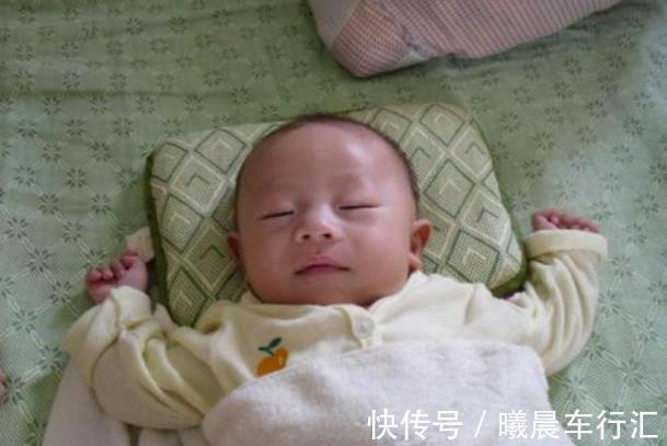枕头|3个月内的小宝宝,睡姿会影响颜值,3种姿势要及时调整