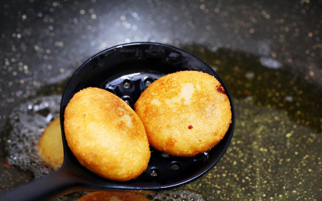 1碗糯米粉加上半勺红糖,做一份好吃解馋的小吃,软糯好吃