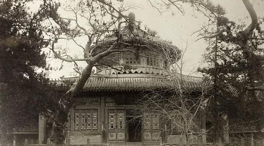 清末|一组清末老照片图3九龙壁前荒草丛生,图4夏天马车运冰块