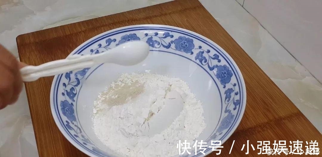 白糖|3勺白糖, 1斤面粉, 不用和面, 做出来最好吃的发糕, 边吃边流口水
