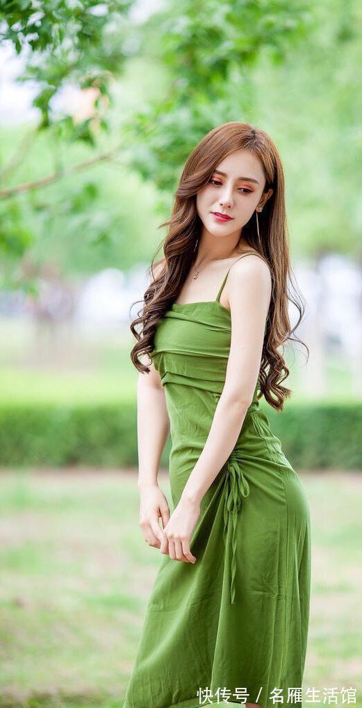 玄色|美女脚上穿搭上一双一字带的黑色凉鞋，十分的浪漫，清爽又自在