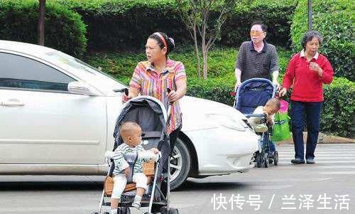 宝妈|“最碍事”的宝宝火了,被吃烧烤的爸妈放在包里,网友:心多大!