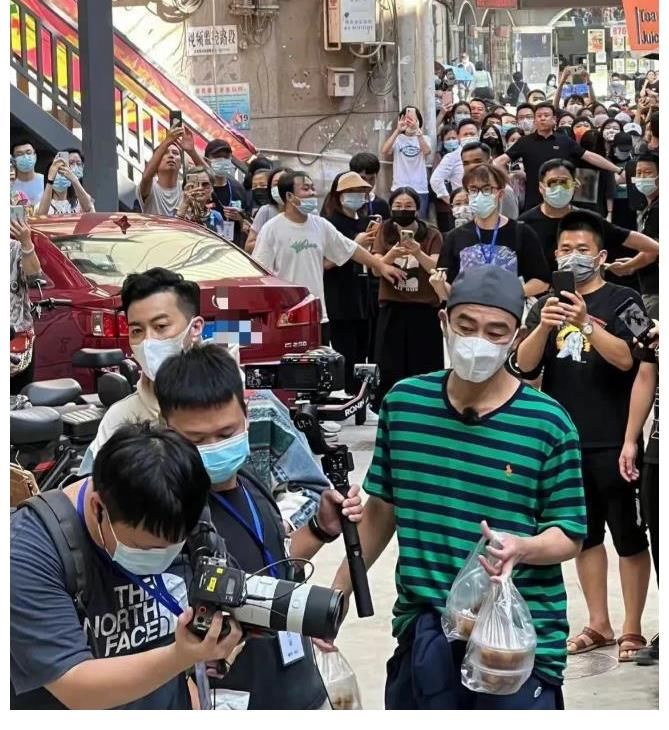 張智霖|明星去菜市場(chǎng)街坊的反應(yīng)很意外，陳小春和張智霖等明星現(xiàn)身廣州錄制節(jié)目