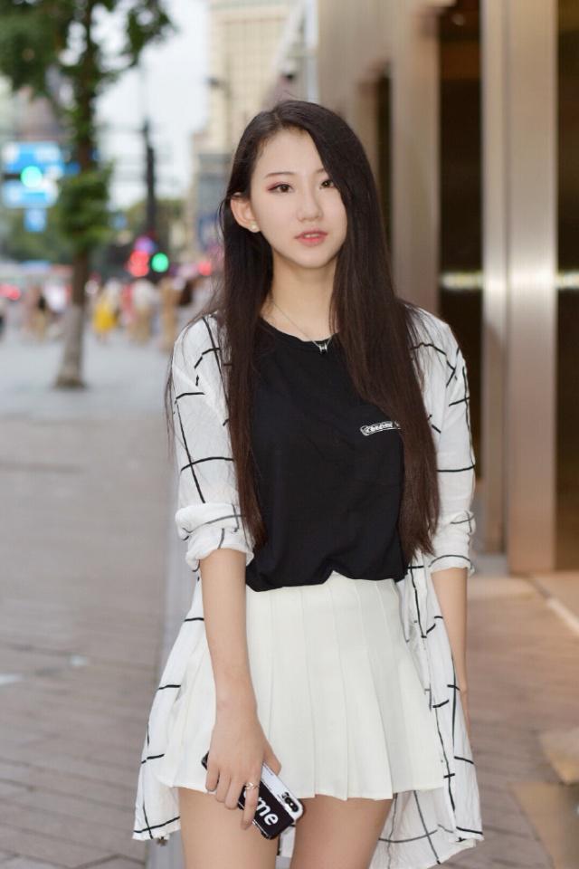 街拍:艳冶柔媚的小美女,白色短袖配卡其色半身裙,时尚气质