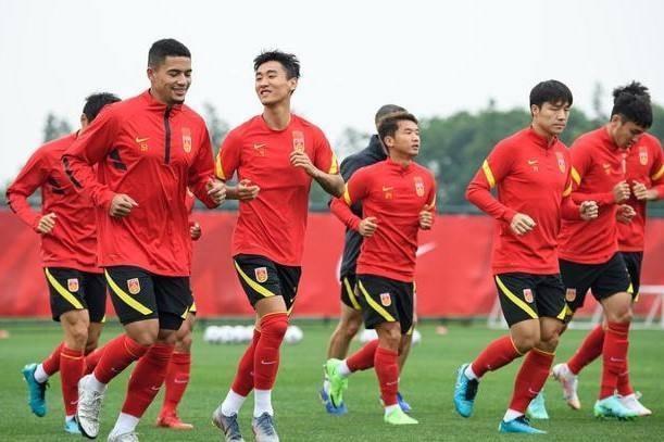 球迷|早上5点!中国足球传来喜讯:李霄鹏做出正确决定,球迷纷纷点赞
