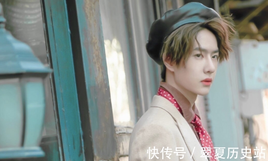 王一博|王一博四年前照片被扒,蹲在窗邊寫簽名太乖